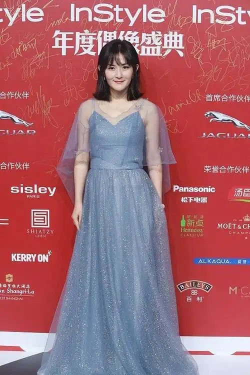 谢娜穿长款礼服很淑女和张杰恩爱对视看着不像姐弟恋