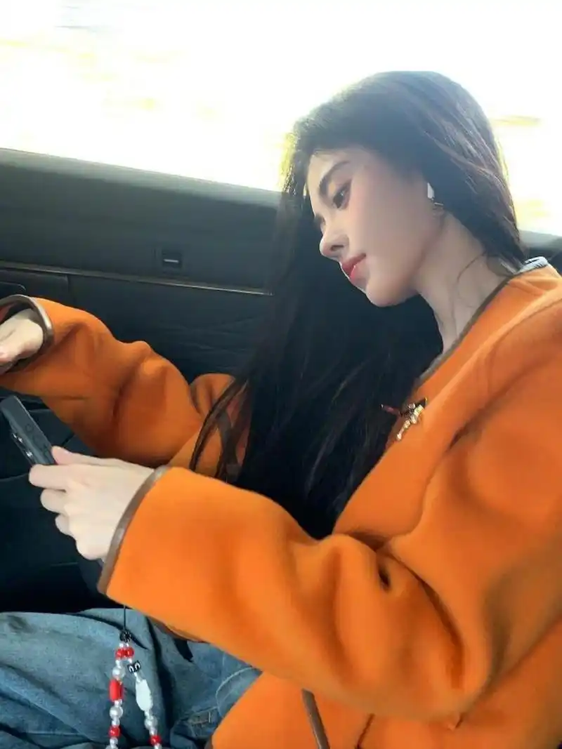 鞠婧祎穿搭婧祎时尚活力有氛围的穿搭 橘色小香风外套,时尚活力有氛围