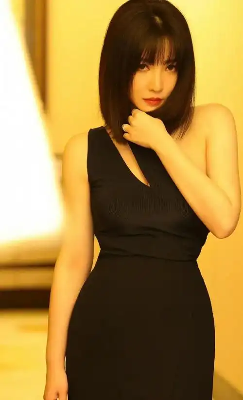 柳岩高清时尚写真优雅灵动