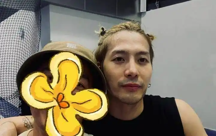 王嘉尔素颜怼脸生图曝光!