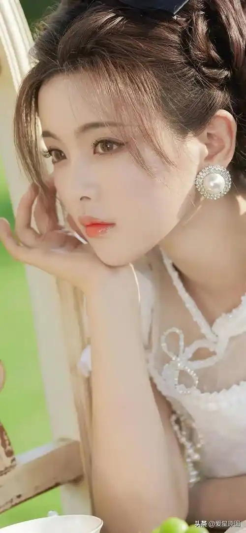 了中国内地新星杨超越各个时期经典的艺术超清原图写真壁纸七十七张供