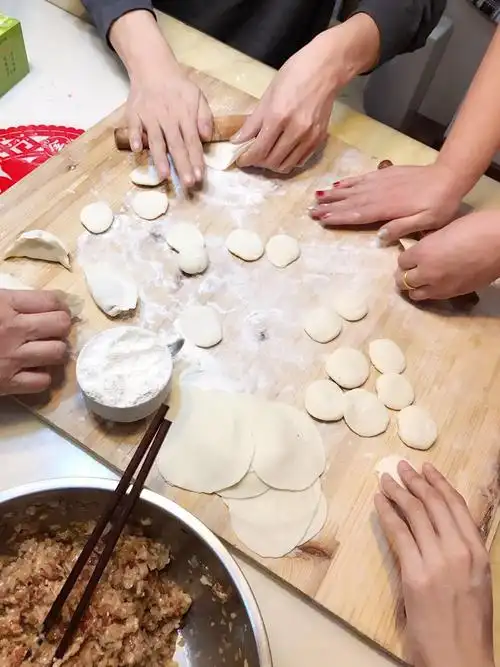 过年全家包饺子2018年