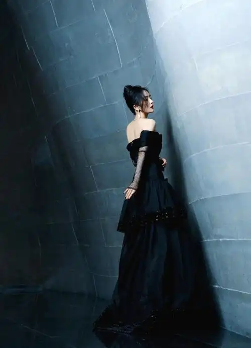 腾讯视频拾光盛典##杨幂一字肩深v黑纱裙