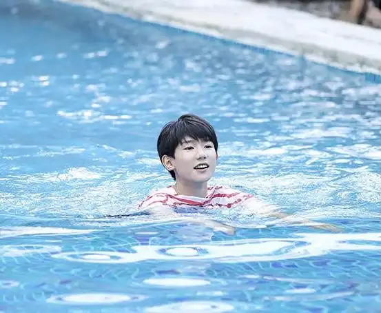 王源分享181216小男神长成了刚boy源哥从小到大泳照一睹为快