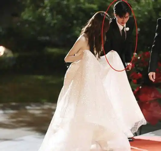 路透曝光,蔡徐坤帮杨颖提裙子,看到熟悉的身影心动了_黄明昊_节目