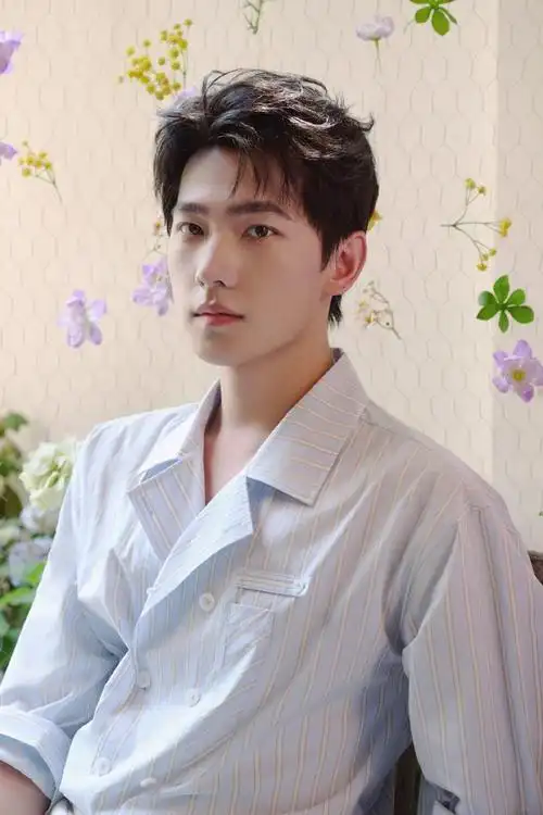 杨洋蓝白纹衬衫##杨洋闻花