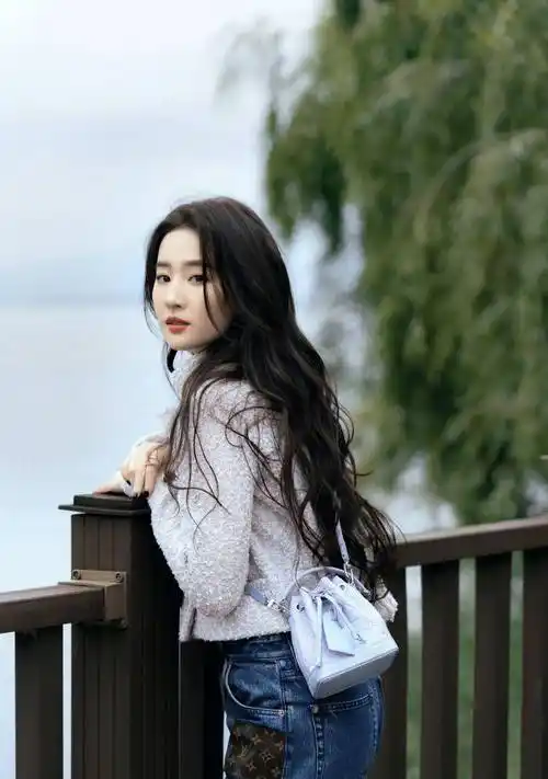 女明星刘亦菲时尚写真:芳华绝代,倾国倾城