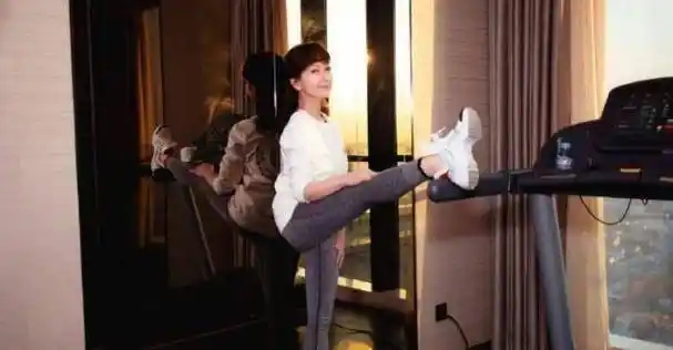 原创65岁赵雅芝晒健身照放假了也不忘锻炼身体带妆跑步轻松压腿