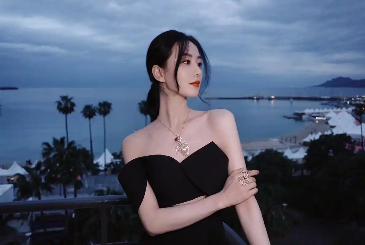 貌若天仙,天生丽质的性感女神#刘诗诗# 雪肤玉貌,身姿曼妙,丰满傲人的