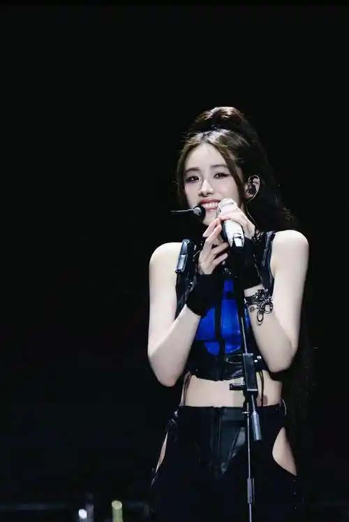 化身摇滚女神,喻言携新歌现身青燥音乐节舞台,现场人气爆棚!