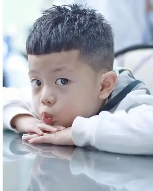 小男孩发型14款很火很帅气这个夏天你儿子值得拥有2021小男孩发型20款