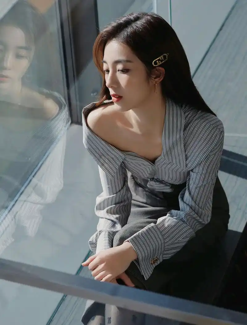 精美图集|清冷美女万鹏