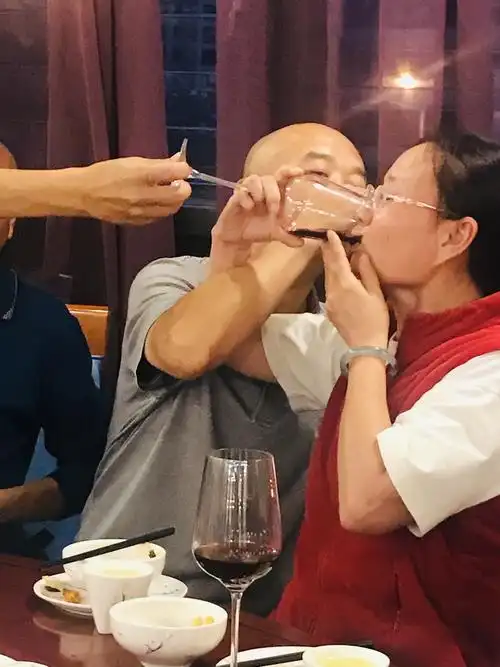 今天最开心的夫妻俩喝了交杯酒.