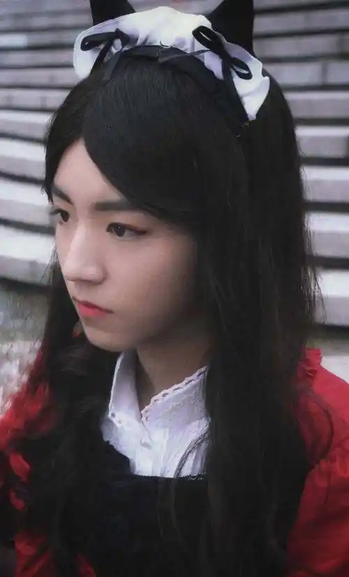 王俊凯女装扮相太美既像高中女生又像古代女侠还撞脸佟丽娅