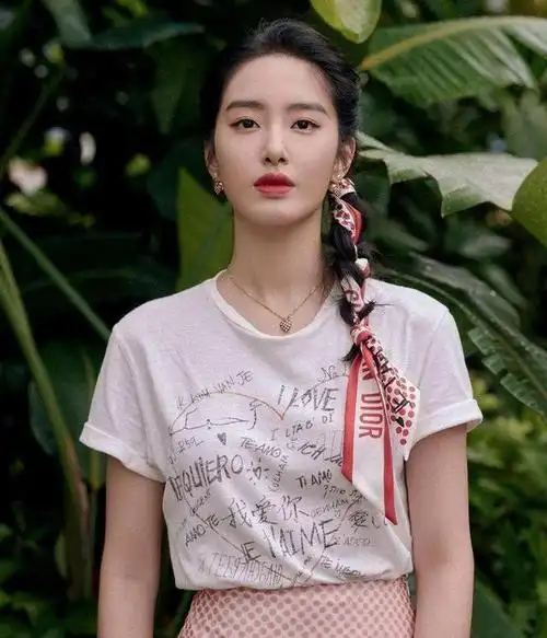 杨采钰:抢刘亦菲"大佬"陈金飞,嫁大30岁富豪,她到底想啥