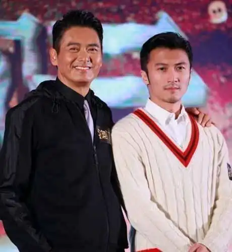 谢霆锋晒与周润发合影引网友热议两大男神帅气依旧