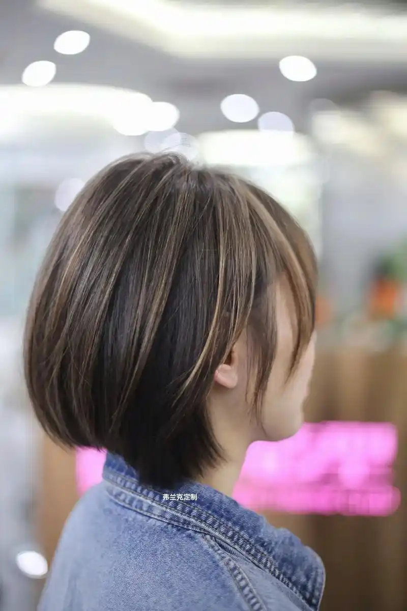 一刀切短发 #挑染 精致的短发亚裔挑染#万州发型师弗兰克 - 抖音