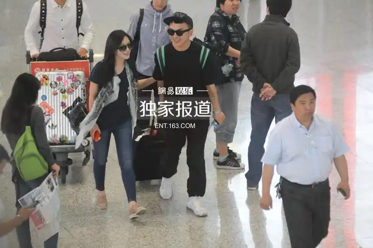 熊乃瑾与男友机场秀恩爱