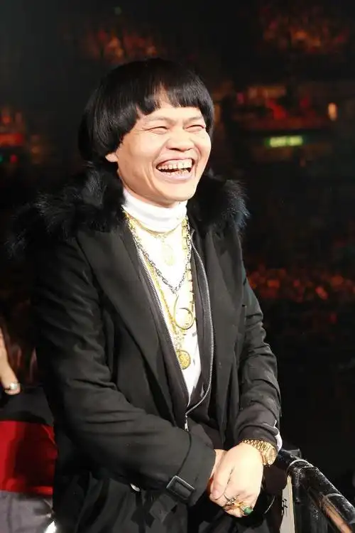 八两金因为这个角色爆红,在《喜剧之王》中扮耳朵和头发里爬出虫子的