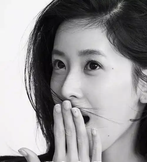 奶茶妹妹晒素颜照,野生眉满脸痣引人注目,称与刘强东是互相成就!