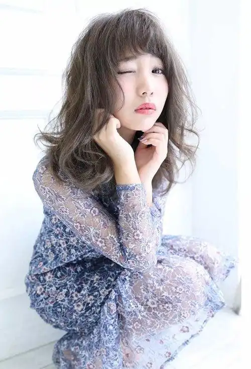 2021女长发烫发发型图片 一见倾心的女孩子卷头发