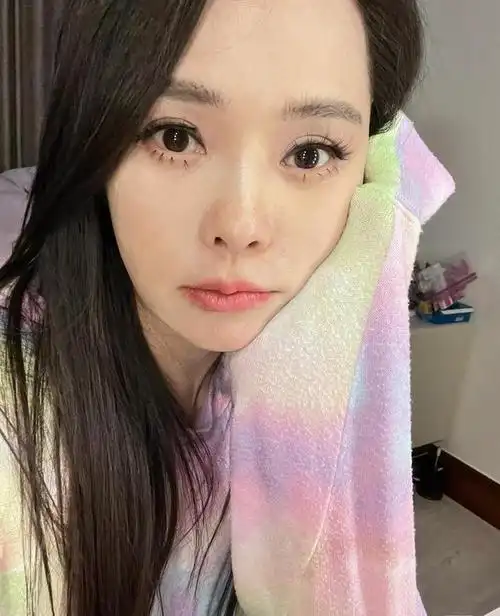 伊能静分享近况,大方晒出自拍照,不准网友吐槽睫毛