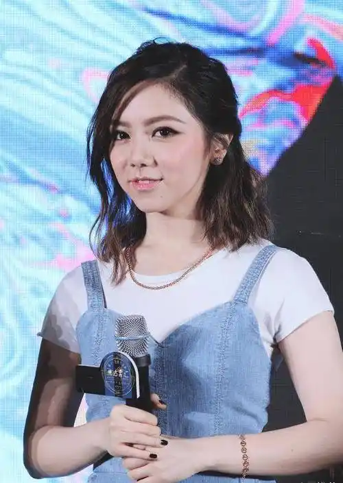 谈了造型师男友的邓紫棋,终于学会穿"人鱼裤",这腿谁不羡慕啊_身材