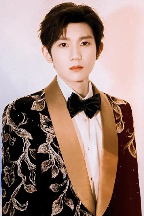 王源新发色正脸照# 大帅哥 早上好[awsl] . 来自源点遥望_bsn - 微博