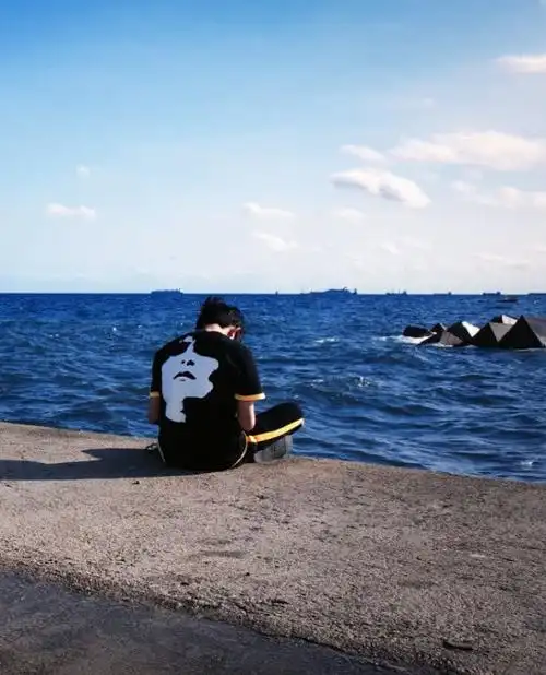 易烊千玺身穿黑衣现身海边一身搭配尽显少年的干净美好