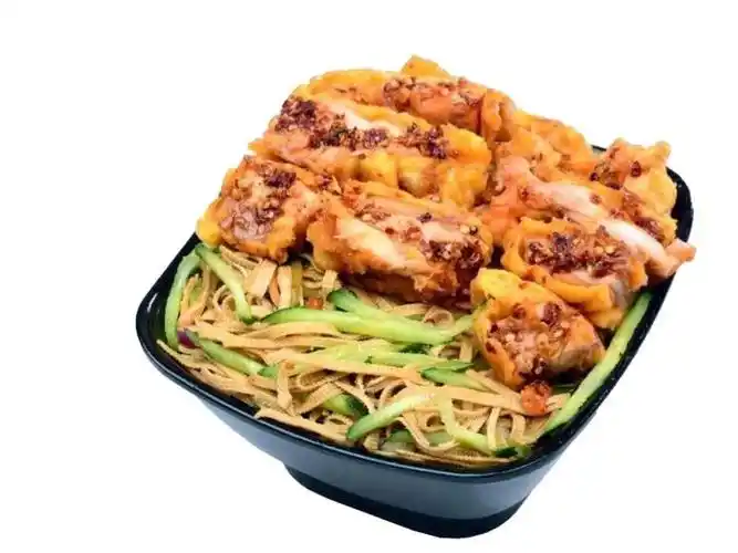 沙拉脆皮鸡饭图片