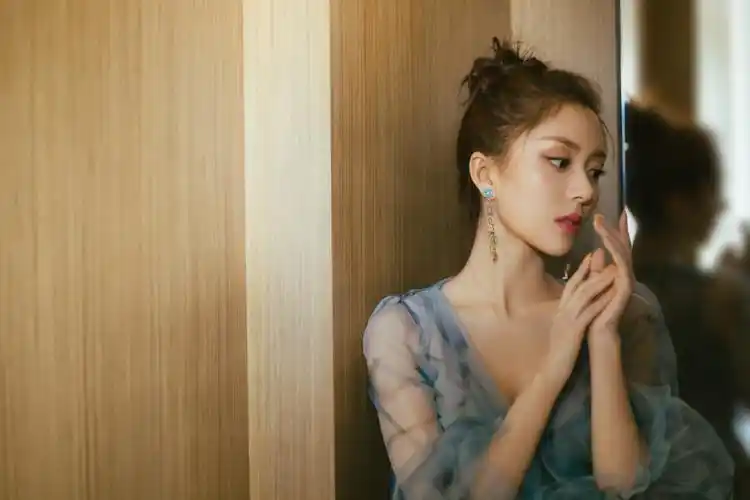 汤敏,薄纱长裙,甜飒少女 – 爱读书