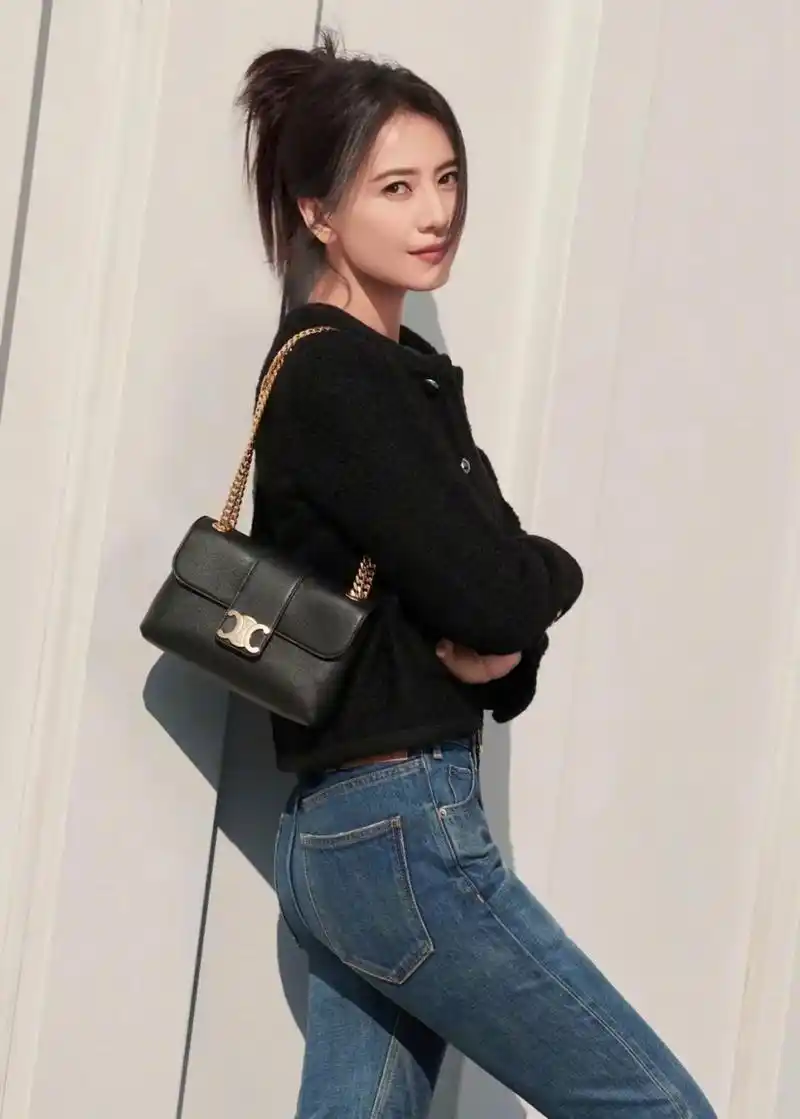 高圆圆晒出一组美照,黑色小香风,外套搭配牛仔裤,尽显清爽干练.