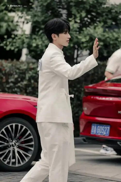 吧路透是白马王子吧#奔跑吧最新路透释出,蔡徐坤一身白色西装风度翩翩