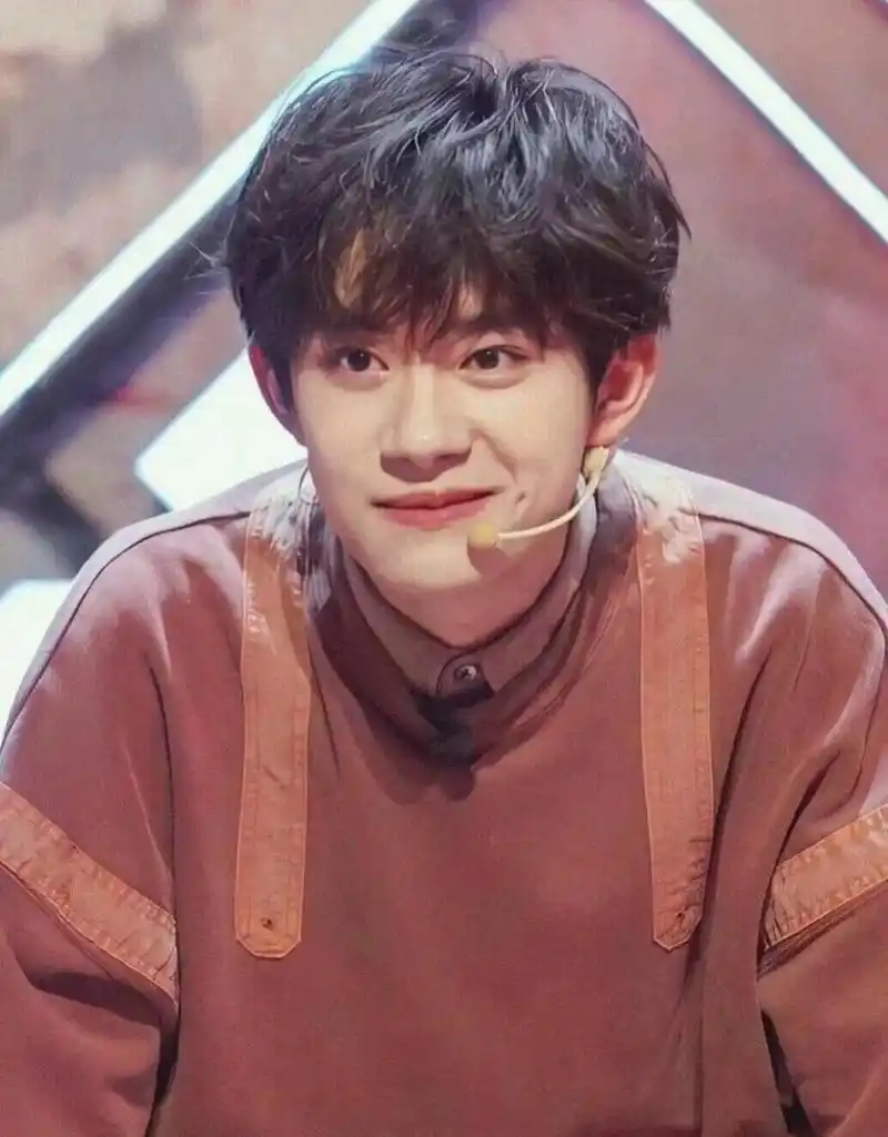 gif创作人# 记者问易烊千玺的择偶标准,他坦言:"身高165,大眼睛双