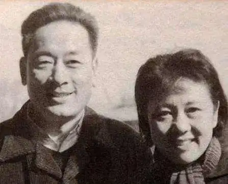 妻子失明精神分裂他悉心照料45年妻子离世他娶妻子好友