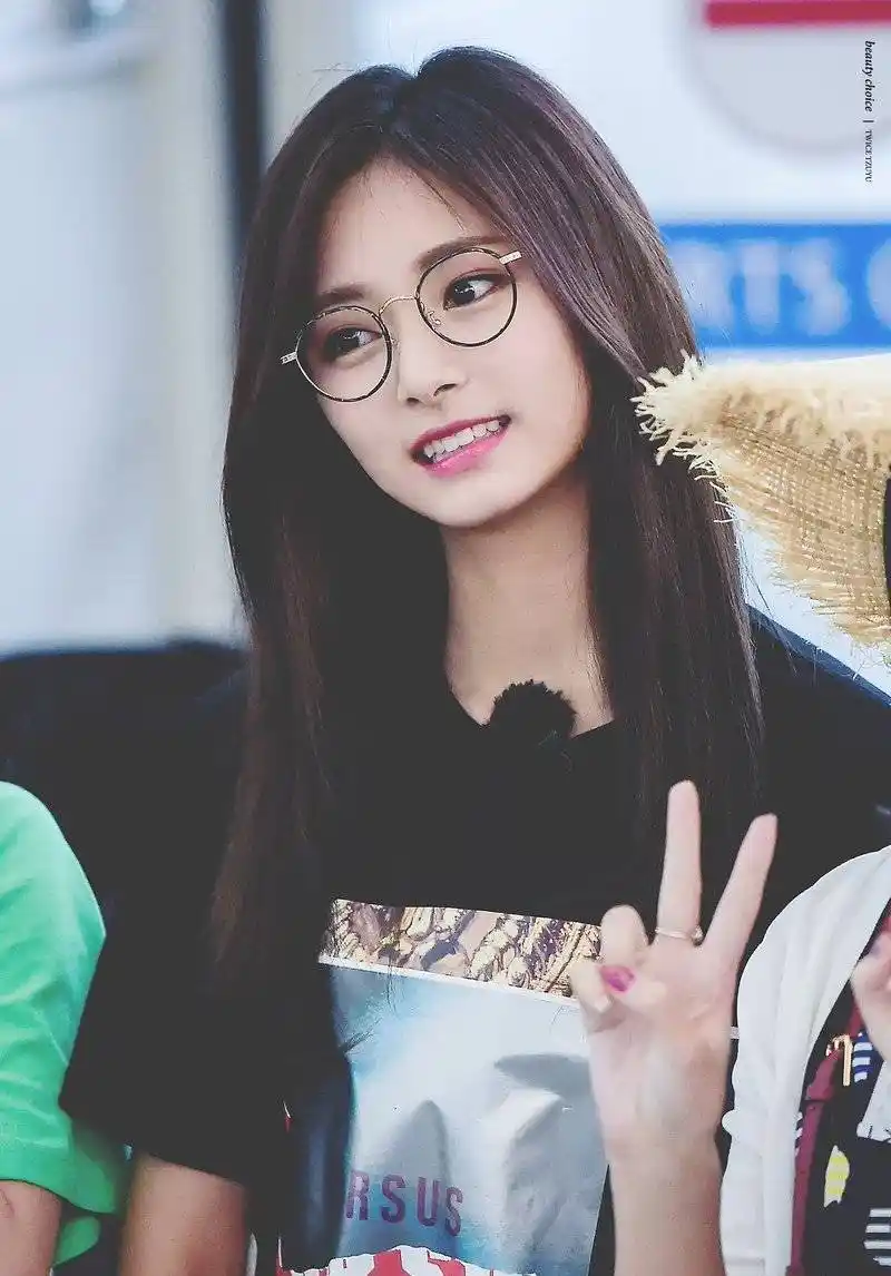 女明星眼镜look:南韩神颜裴珠泫好可爱啊,鞠婧祎也太软萌了