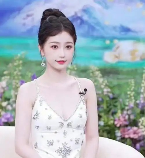 虞书欣胎毛刘海##虞书欣白色闪钻吊带裙