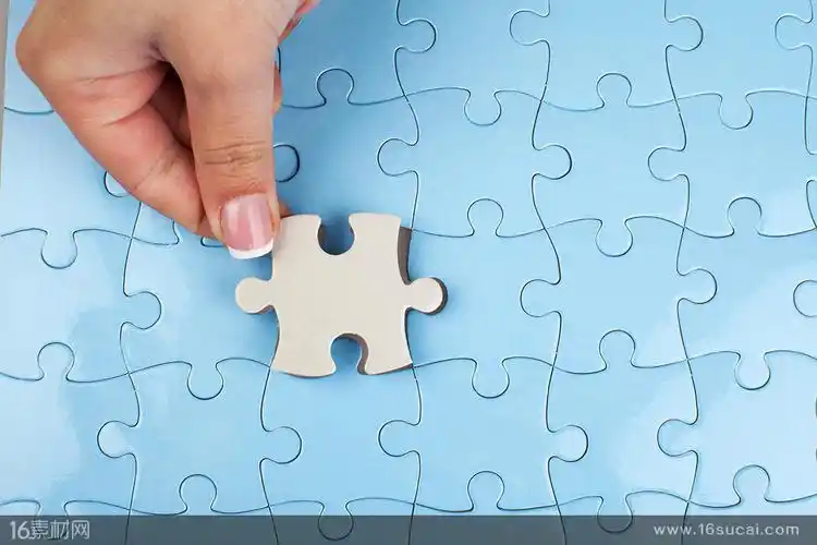 正在拼拼图的手高清图片