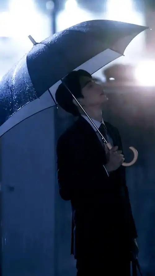 求图花泽雨中撑伞那一张