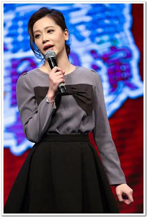 电视节目主持人王亦嫣舞台照