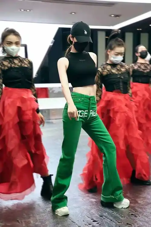 原创李菲儿跳舞旧照被翻出穿露脐背心搭配高腰裤造型前卫舞姿曼妙