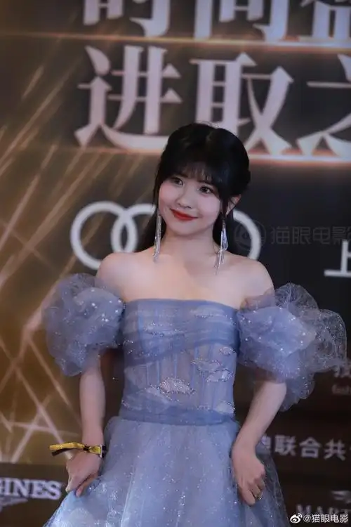 赖美云的礼服裙上有云彩##猫眼在现场##搜狐时尚盛典进取之夜