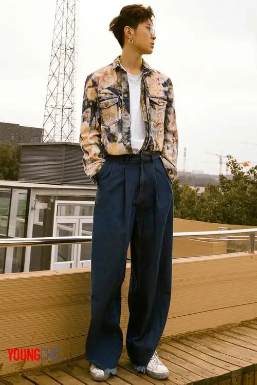 印花牛仔衣搭配上阔腿牛仔裤让本来身高就十足占优势的马伯骞透出十足