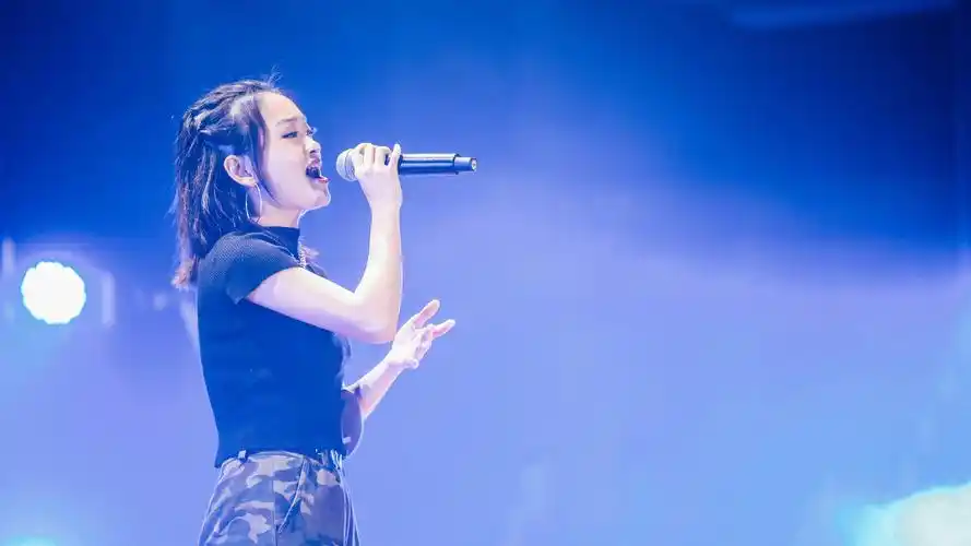 一个唱歌超酷的女生