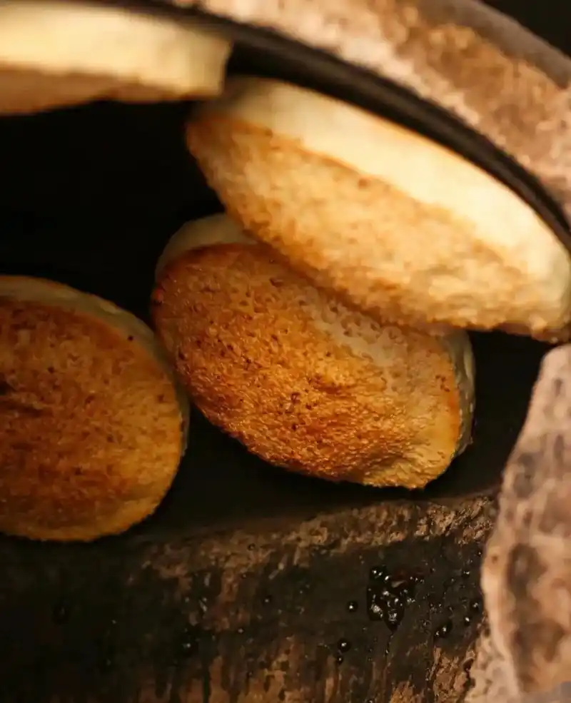 吊炉烧饼.食材配方:  面粉1千克,老面头(含有酵母菌的面团 - 抖音