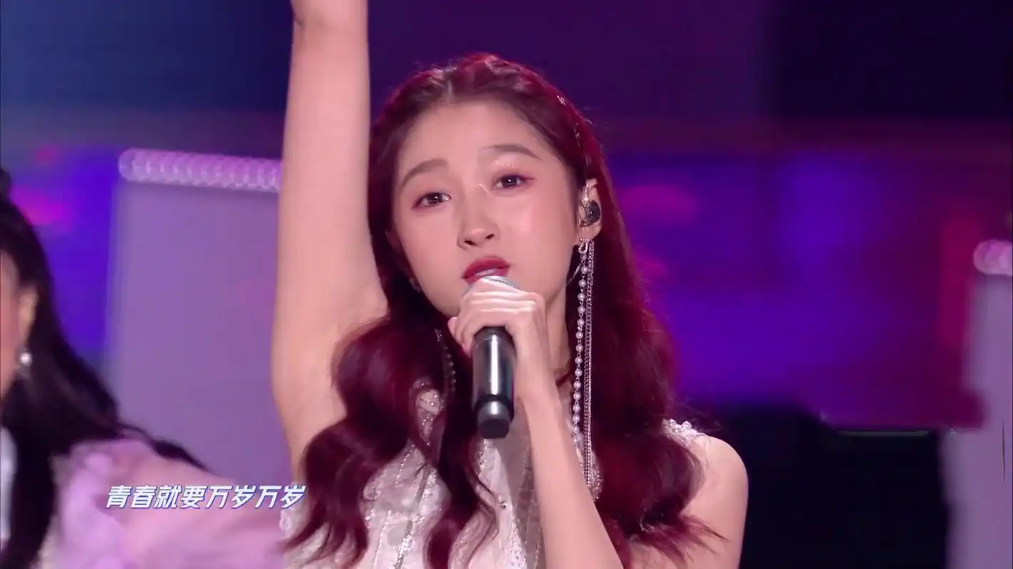 关晓彤818晚会舞台魔鬼特效,高情商回应逆转口碑,可爱p图好憨憨