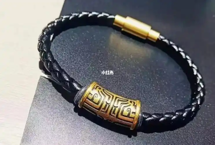 今天一大早就有个漂亮妹妹,来买了一个贺峻霖同款周大福饕餮转运珠