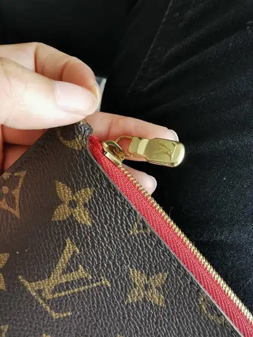 lvneverfull里的小包包用不到一个月拉链就掉成这样了找专柜小姐姐说