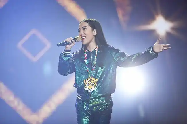 吉克隽逸就是少数民族,之前参加过《快乐女生》,但没有走进决赛