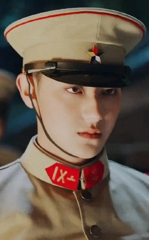 黄子韬超话99#黄子韬热血同行艳势番#99军装太帅了tvt 不得了,不